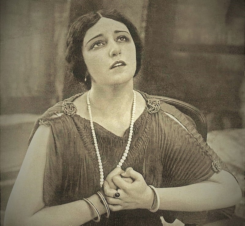 Publican el primer estudio sobre helena cortesina, la primera mujer española directora de cine