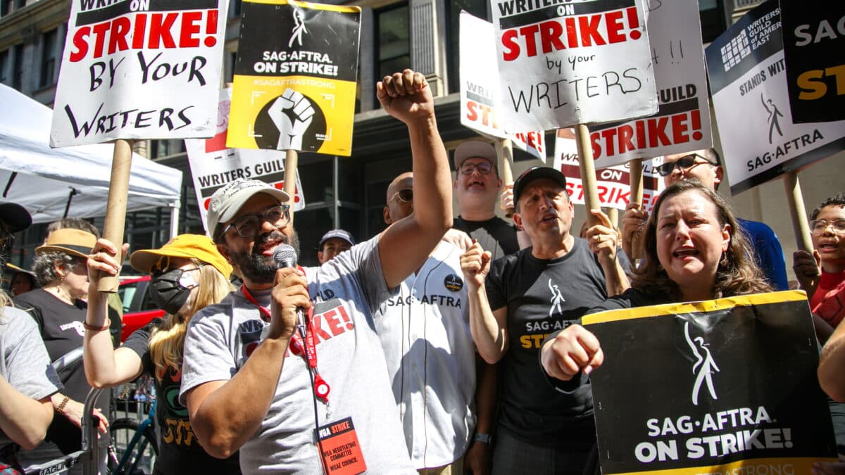 La gente corea durante un piquete en el día 100 de la huelga del Writers Guild of America (WGA) en las afueras de Warner Bros.