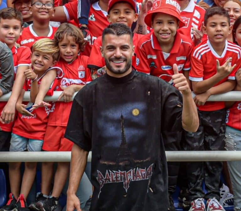 Atacan a tiros el vehículo del futbolista español Iago Falque en Colombia