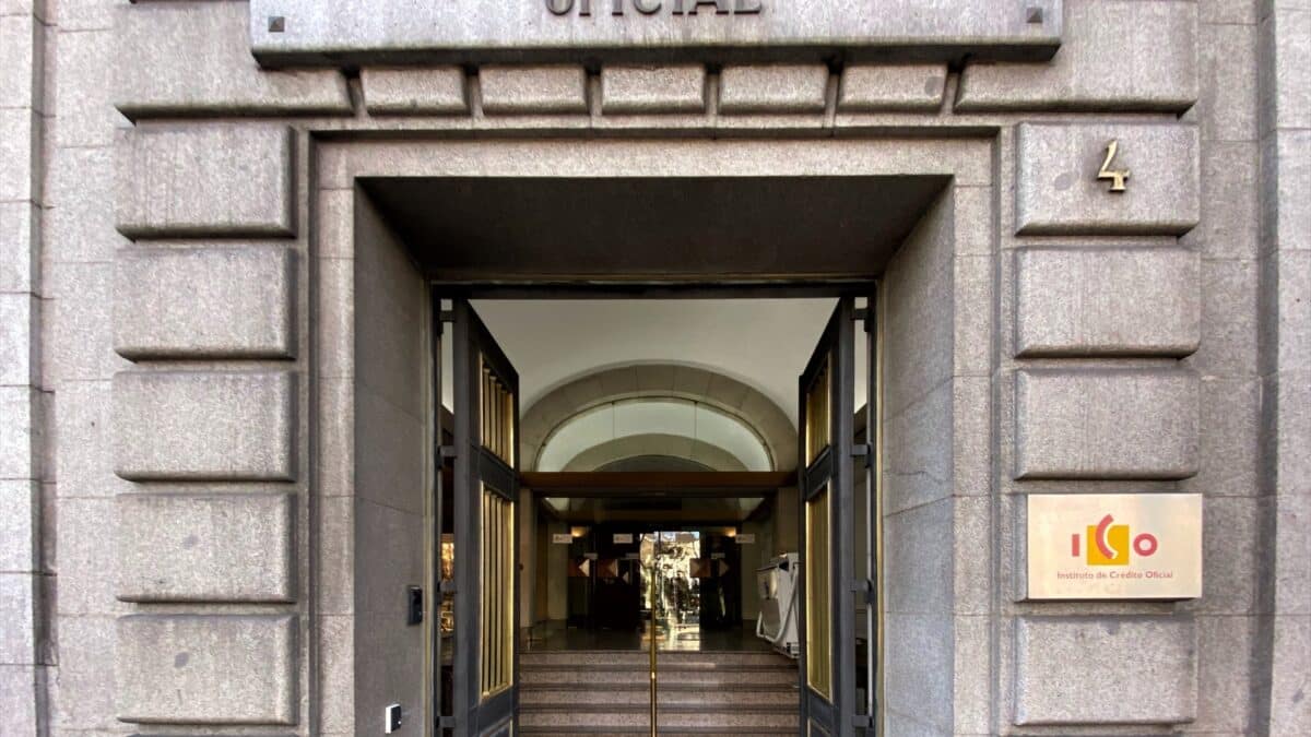 Una de las puertas de acceso de la sede del ICO (Instituto del Crédito Oficial), en el Paseo del Prado de Madrid.
