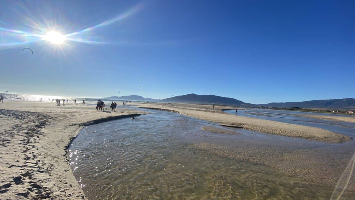 Desembocadura del río de la Jara (Tarifa) en el Atlántico.