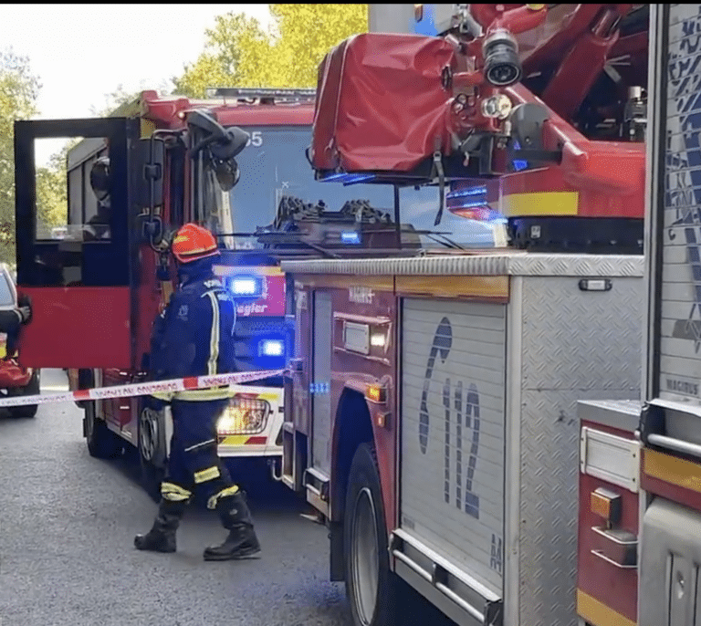 Desalojan el centro comercial Castellana 200 tras incendiarse un coche híbrido en el aparcamiento subterráneo