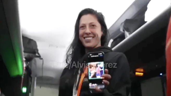 Filtran un vídeo de Jenni Hermoso bromeando con las jugadoras sobre el beso de Rubiales Filtran un vídeo de Jenni Hermoso bromeando con las jugadoras sobre el beso de Rubiales