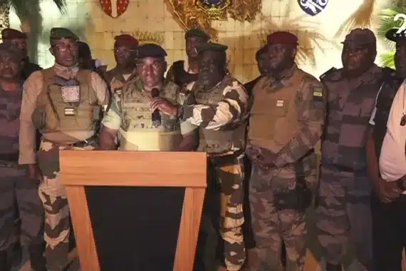 Imagen de los militares que han anunciado este miércoles el golpe contra Ali Bongo.
