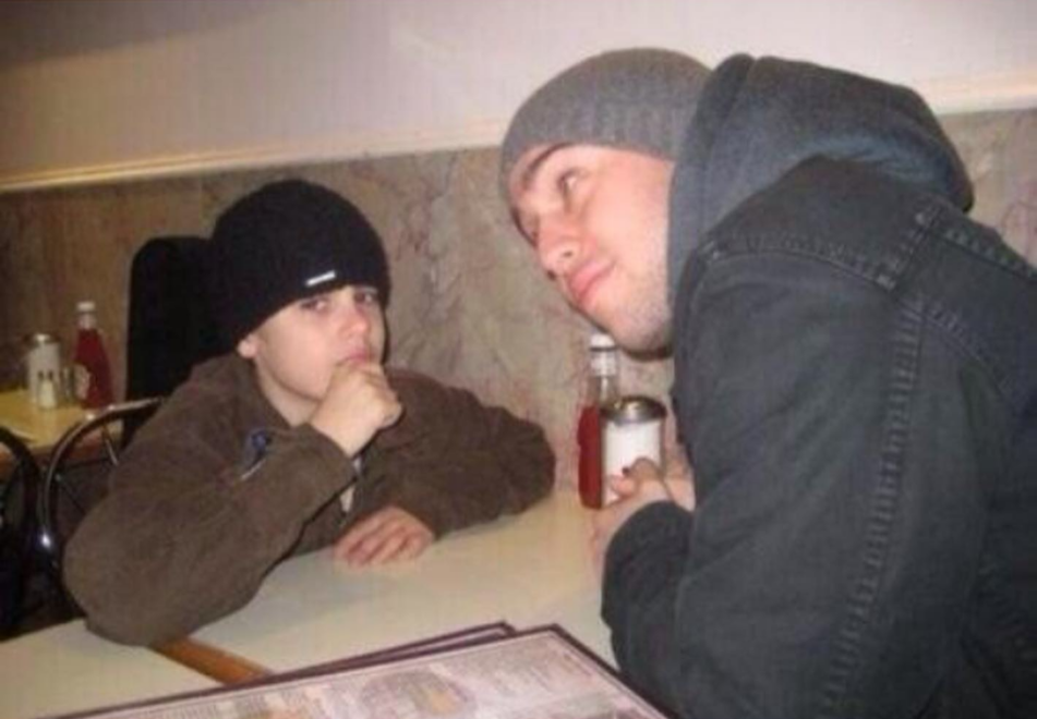 Justin Bieber cuando era un niño en uno de sus primeros encuentros con Scooter Braun
