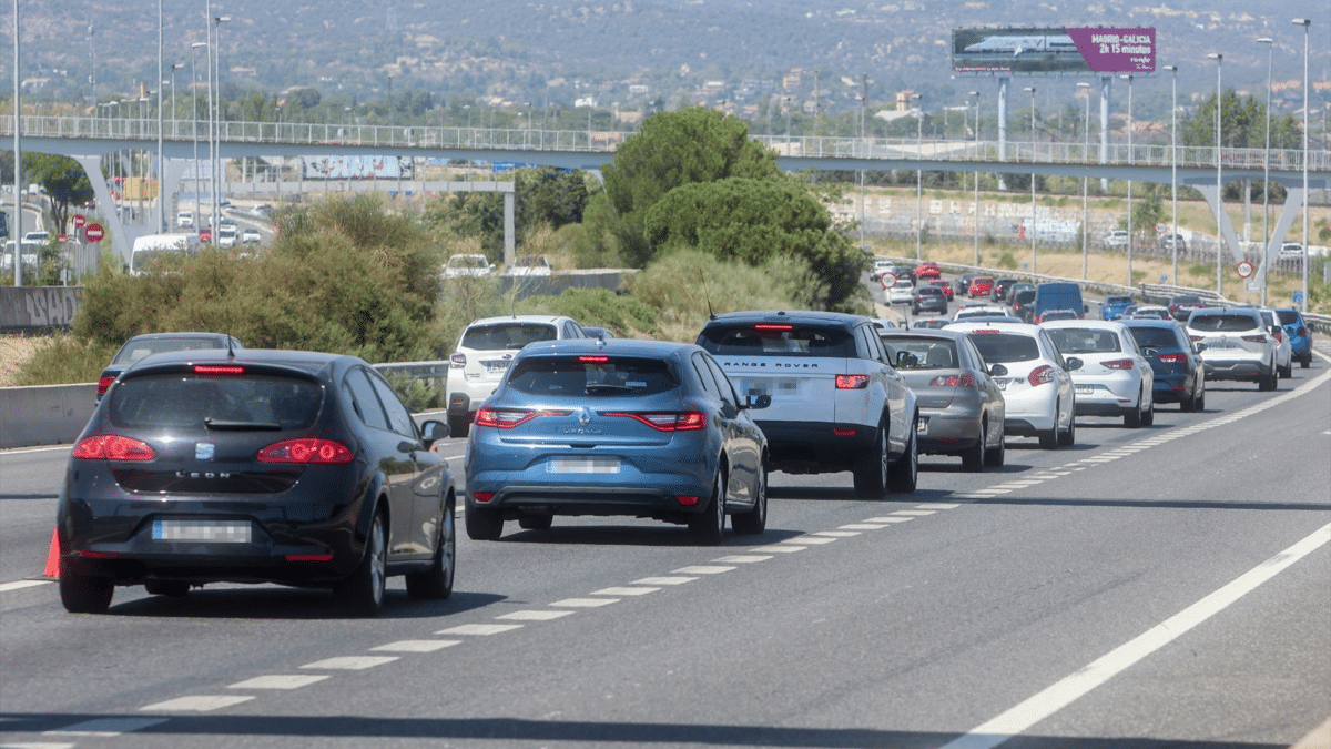 Varios coches circulan en la autovía A-6, teniendo en cuenta cuáles son las carreteras más peligrosas de España