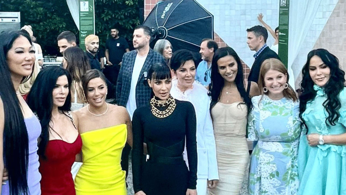 Lauren Sanchez (la prometida de Jeff Bezos) posa con las creadoras de This Is About Humanity, además de Eva Longoria, Kim Kardashian y Kris Jenner