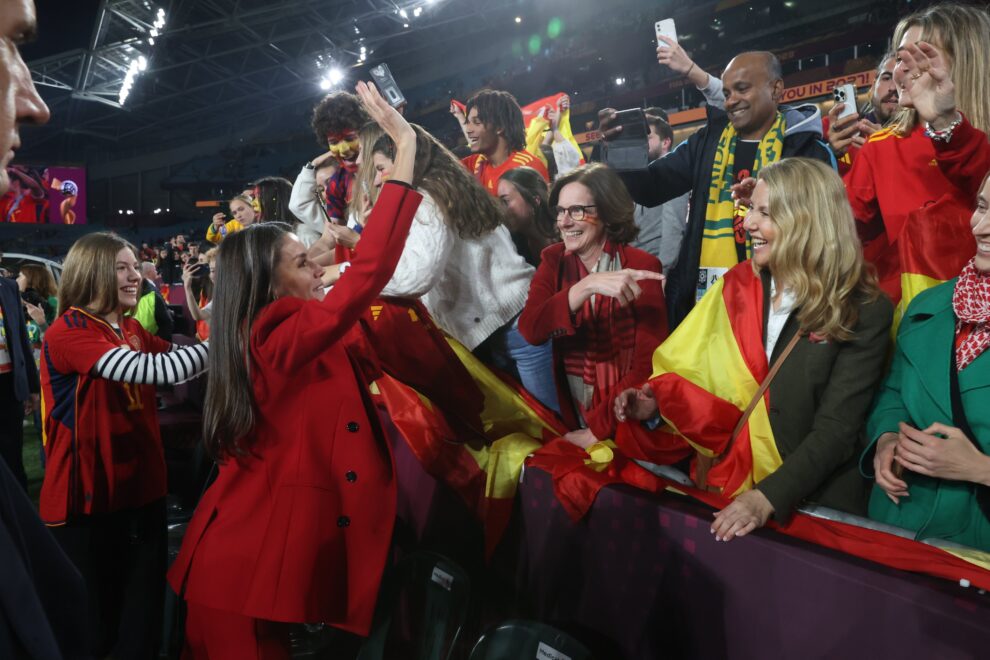 La reina Letizia y la infanta Sofía fueron saludando a los presentes en la final del Mundial de fútbol femenino, uno a uno