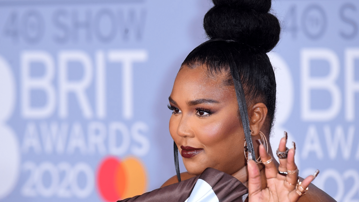 La cantante Lizzo, quien es denunciada por acoso sexual a sus tres bailarinas