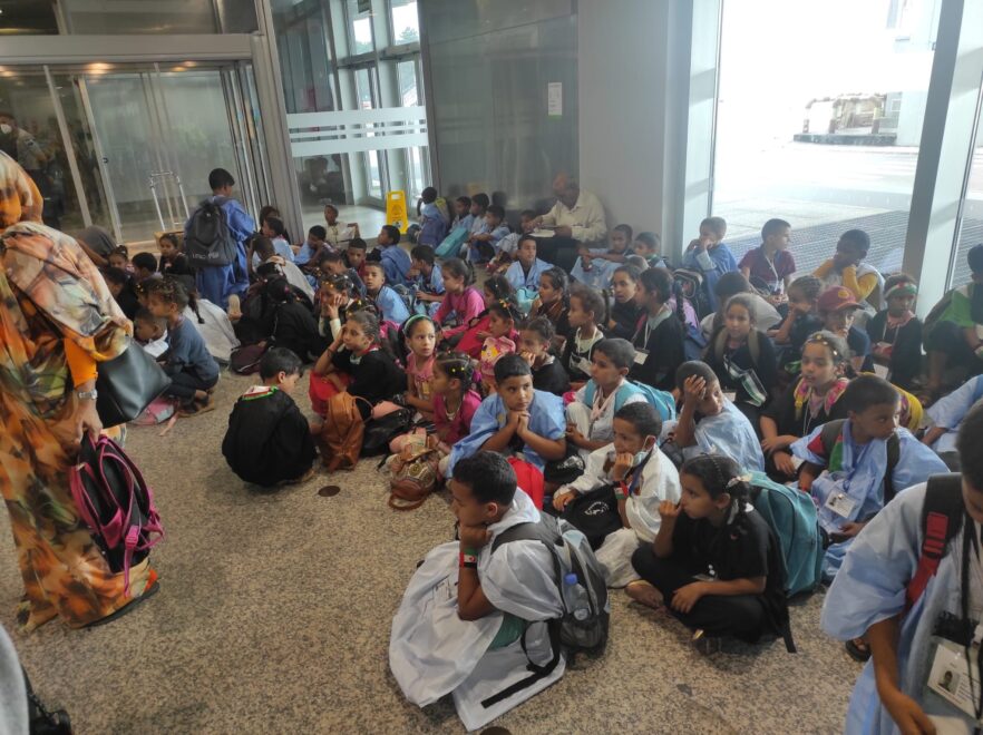 Llegada de niños y niñas saharauis de Vacaciones en Paz al aeropuerto de Vigo (Galicia). 