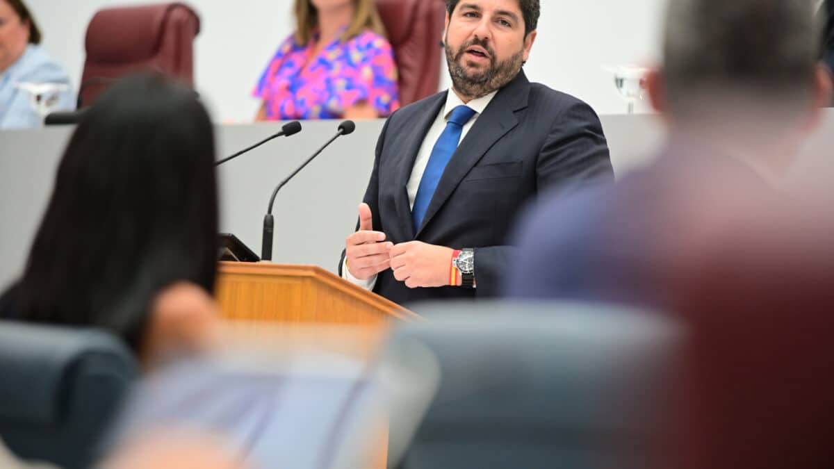 PP y Vox esperan directrices de Madrid para un pacto a contrarreloj en Murcia