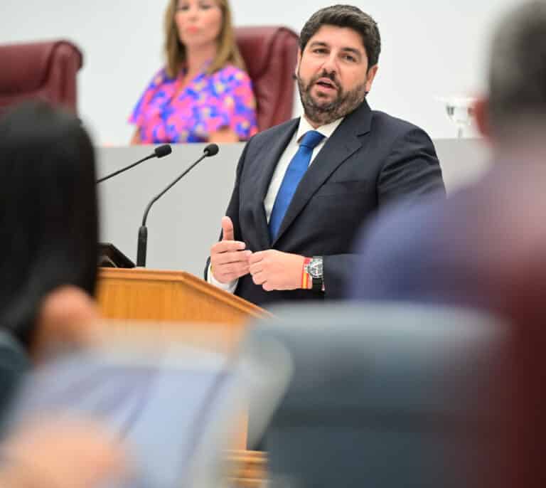 PP y Vox esperan directrices de Madrid para un pacto a contrarreloj en Murcia