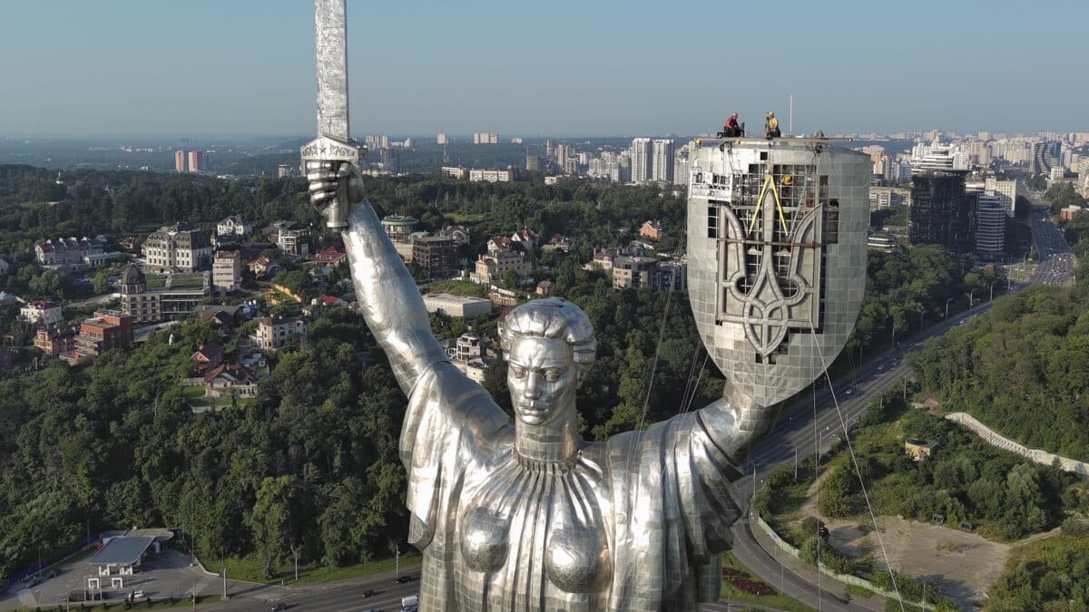 Imagen de dron muestra el Monumento a la Patria de Kiev durante los trabajos de instalación del escudo de armas este domingo.