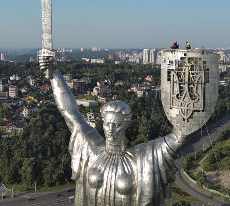 Kiev se despide de la hoz y el martillo y da la bienvenida al tridente