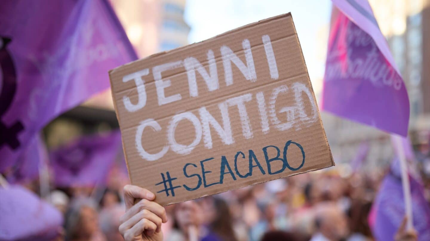 Decenas de personas durante una concentración en apoyo a las campeonas del mundo para reivindicar un deporte libre de violencias machistas, en Callao, Madrid.