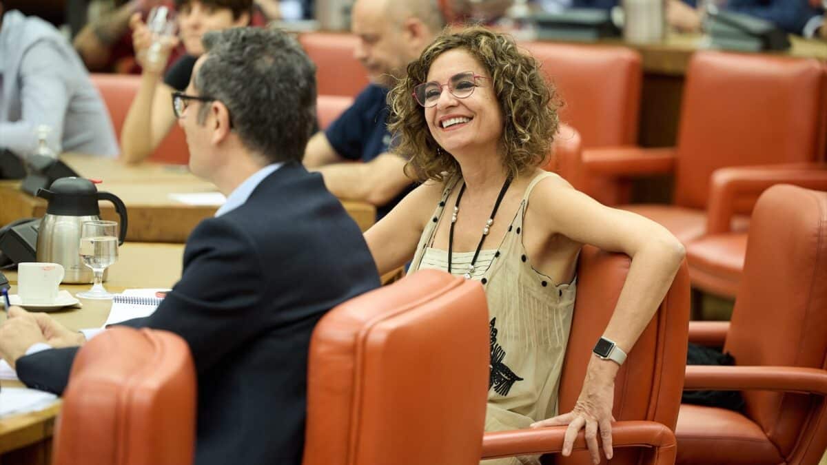 La ministra de Hacienda y Función Pública, María Jesús Montero, y el ministro de la Presidencia, Félix Bolaños, durante una reunión de la Diputación Permanente del Congreso de los Diputados este julio.