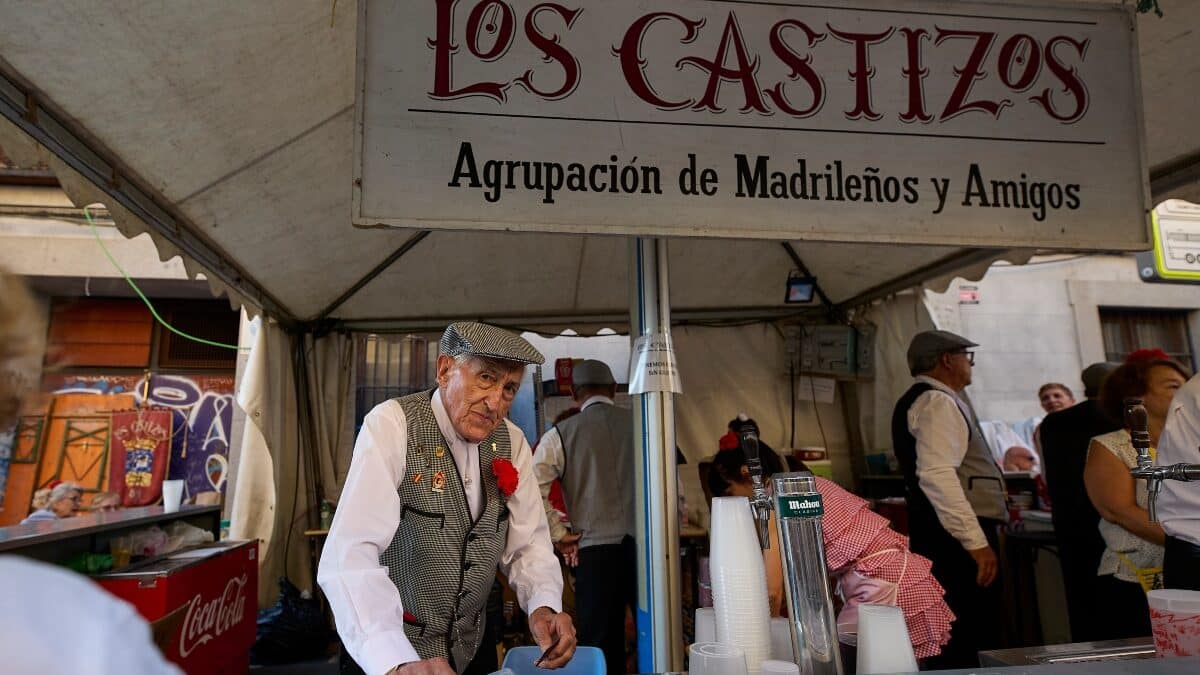 Un miembro de la Agrupación de Madrileños y Amigos 'Los Castizos' durante las Fiestas de la Paloma