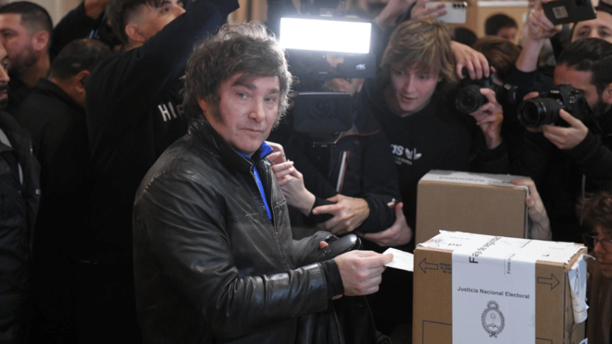 Javier Milei, precandidato presidencial de la coalición derechista La Libertad Avanza, votando este domingo en el barrio de Almagro, en Buenos Aires.