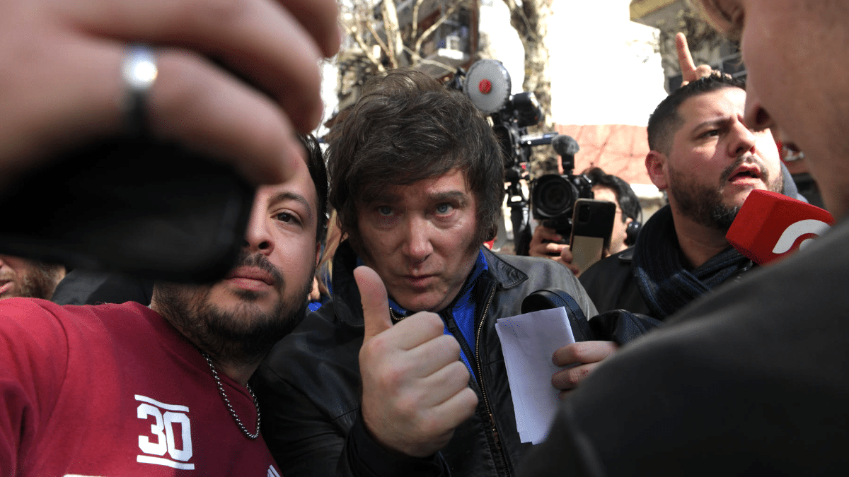 Javier Milei posa para un selfie con uno de sus simpatizantes el pasado domingo, antes de votar en las primarias para las presidenciales argentinas.