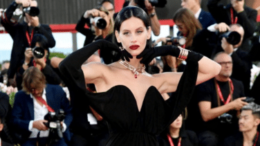 Tres mujeres y un vestido: la coincidencia de Milena Smit en la alfombra roja de Venecia