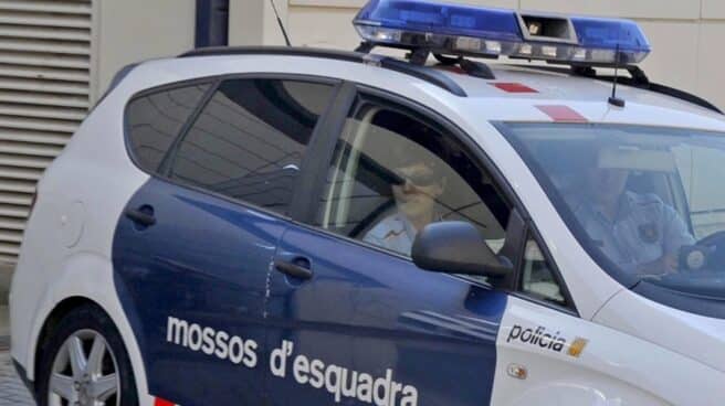 Muere una mujer de 20 años al caerle encima una palmera en Barcelona Coche Mossos d'Esquadra