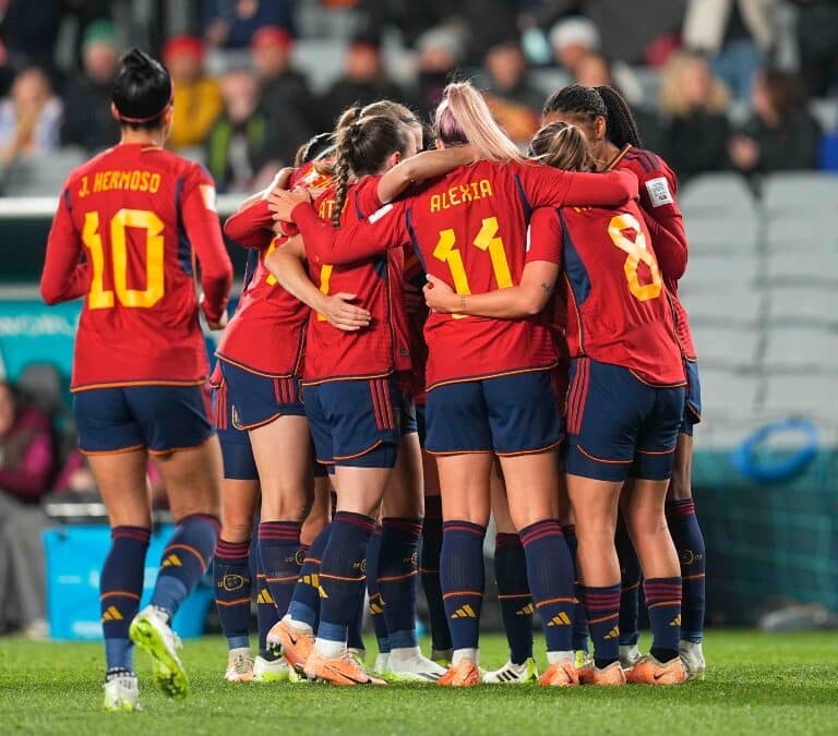 Un exfutbolista, atacado en redes por una desafortunada comparación: «El fútbol femenino es como comerte una salchicha vegana»