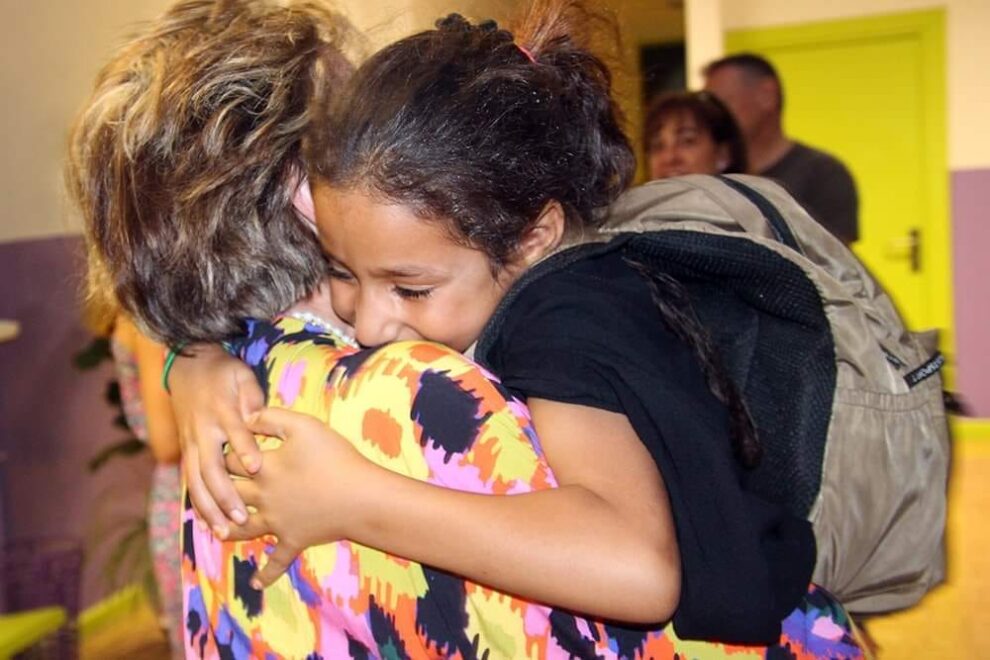 Niña saharaui de Vacaciones en Paz recibida a su llegada por la familia de acogida.