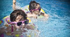 Comprar un piso con piscina es más fácil en Madrid que en Barcelona: menos sobrecoste y más disponibilidad