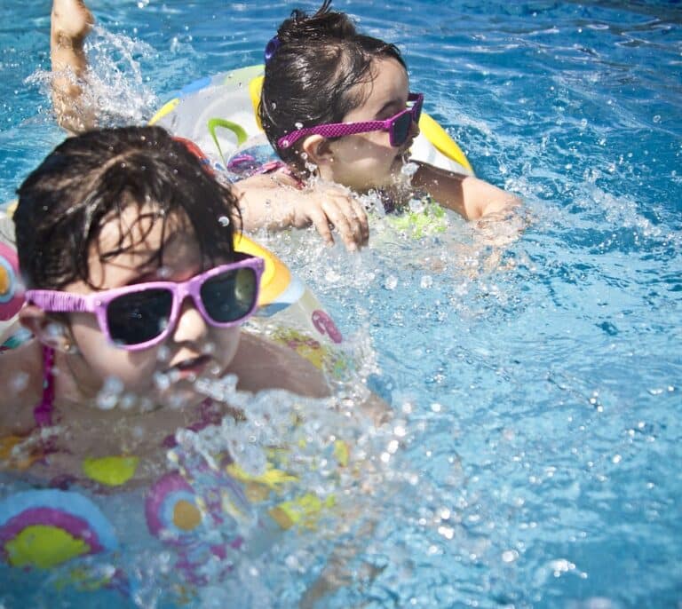 Comprar un piso con piscina es más fácil en Madrid que en Barcelona: menos sobrecoste y más disponibilidad