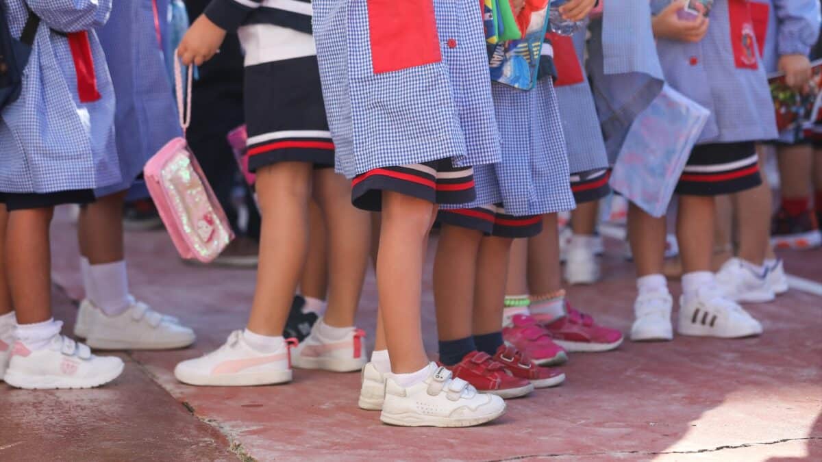 Varios niños en el patio el día de inicio del curso en el colegio de la Alameda de Osuna, en Madrid.