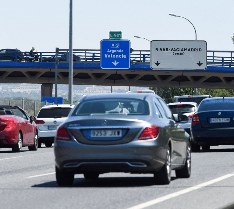 Estas son las dos nuevas señales de tráfico que la DGT pone en marcha este verano 2023