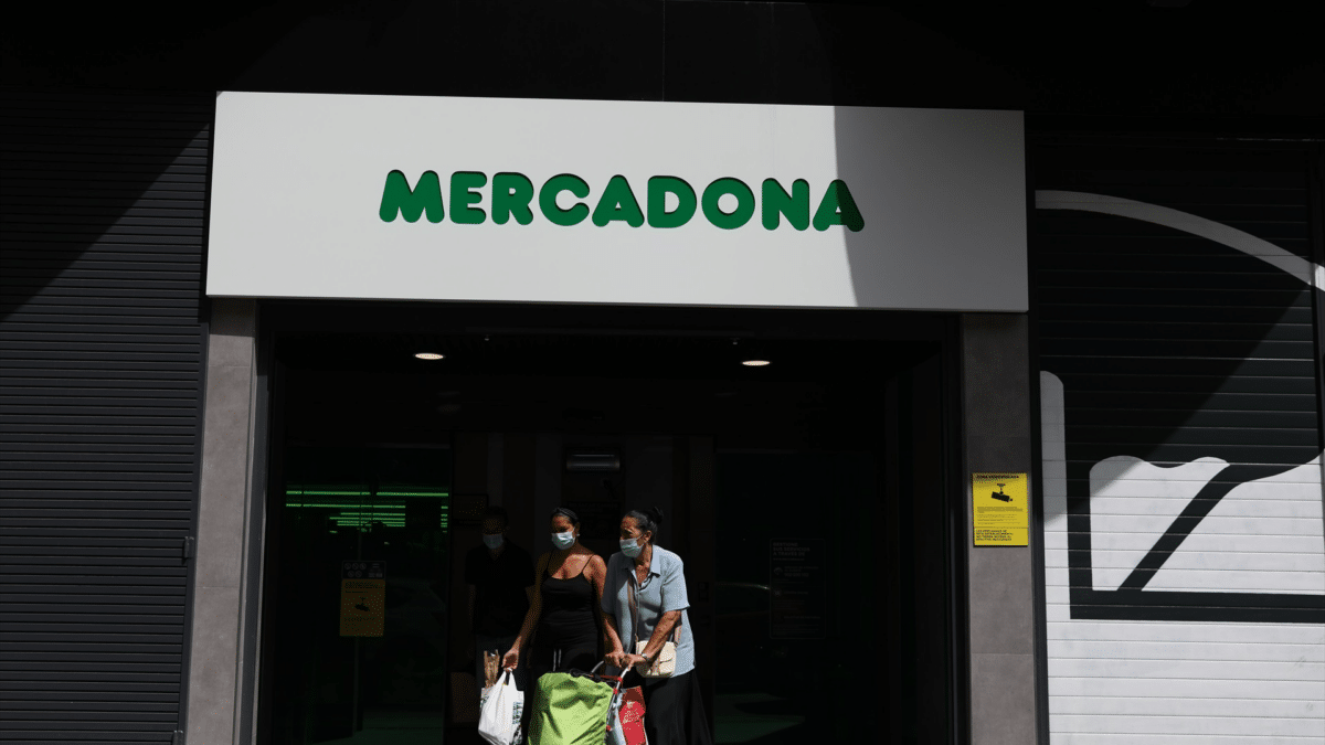 Varias personas saliendo del supermercado de Mercadona, sabiendo cuál es su nuevo horario a partir de septiembre 2023