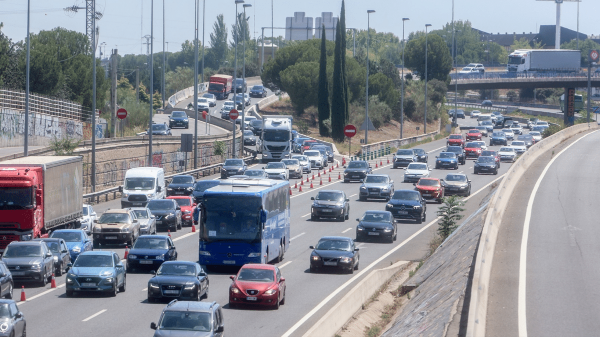 Varios coches circulan en la autovía A-6 durante la operación retorno 2023, sabiendo a qué hora viajar para evitar atascos