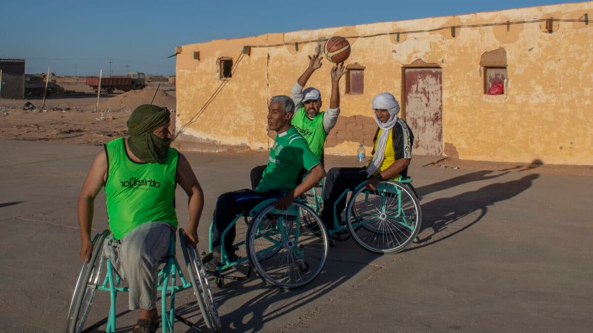 Equipo de baloncesto formado por discapacitados en los campamentos de refugiados saharauis de Tinduf (Argelia).