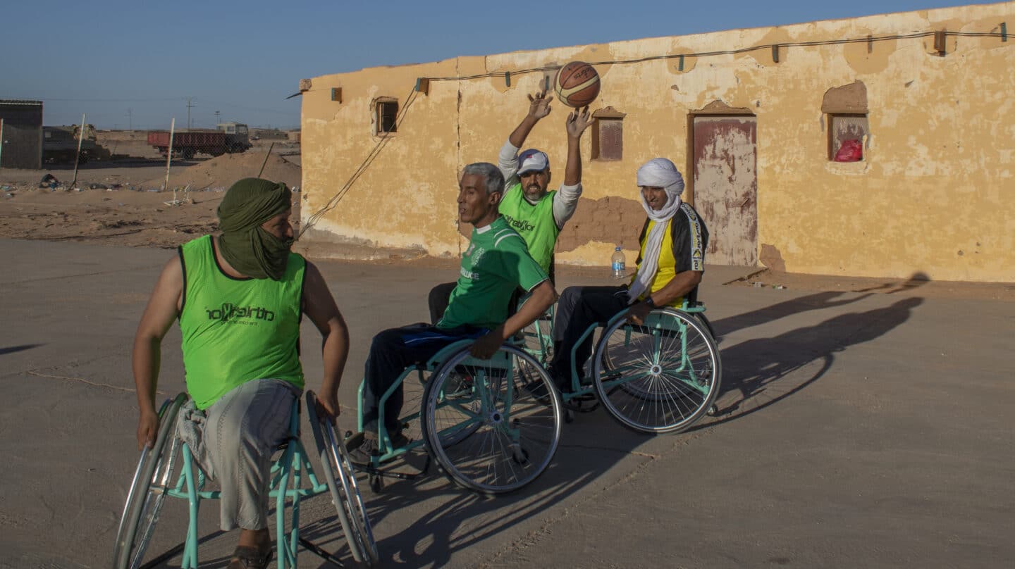 Equipo de baloncesto formado por discapacitados en los campamentos de refugiados saharauis de Tinduf (Argelia).