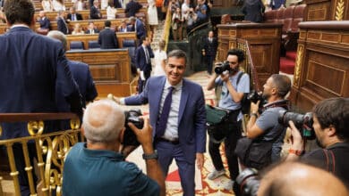 Sánchez, con las manos libres para pactar con Junts ante la ausencia de baronías críticas, salvo Page