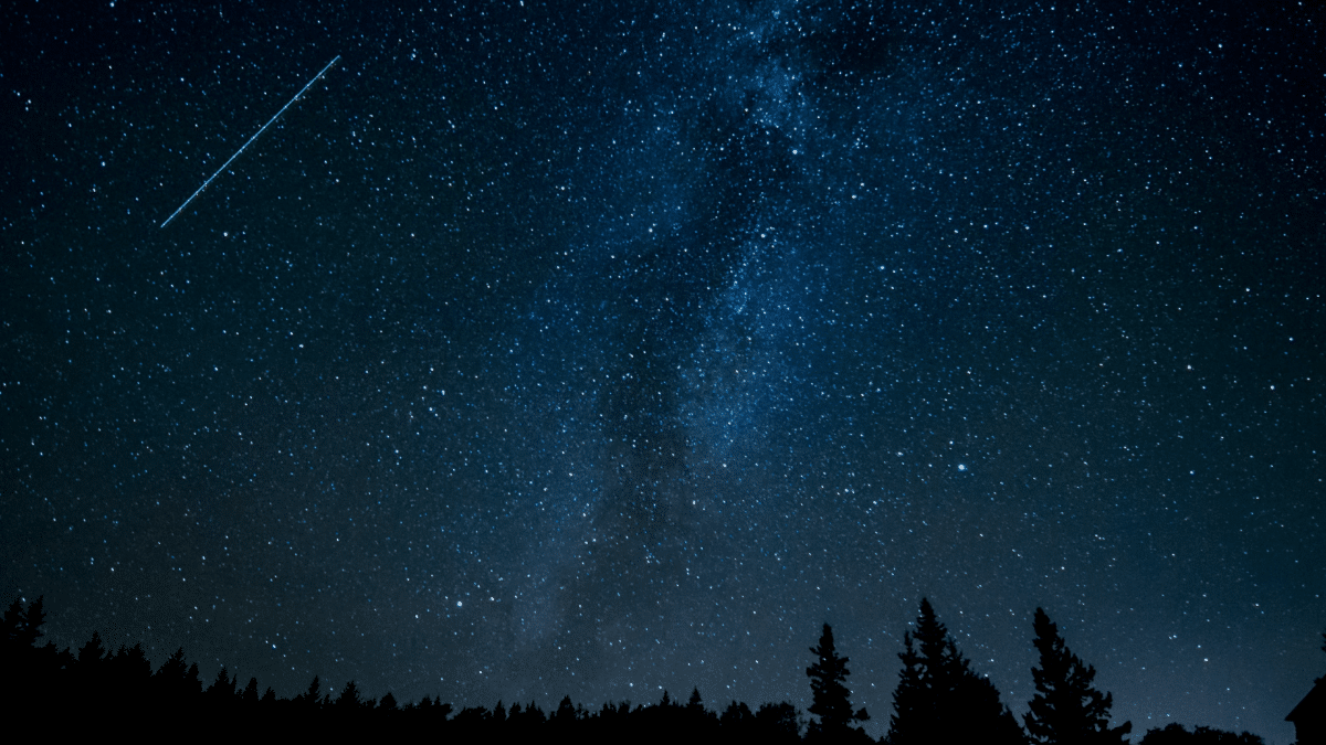Cielos con lluvia de estrellas de las Perseidas, que se podrán ver el próximo sábado 12 de agosto de 2023