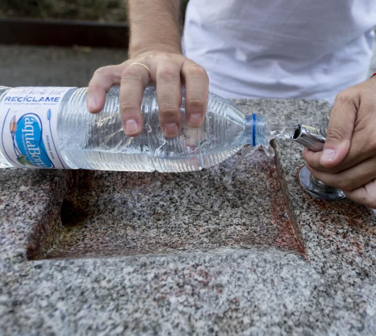 La aparición de algas en el Canal de Isabel II cambia el sabor del agua en Madrid y deja una persona hospitalizada