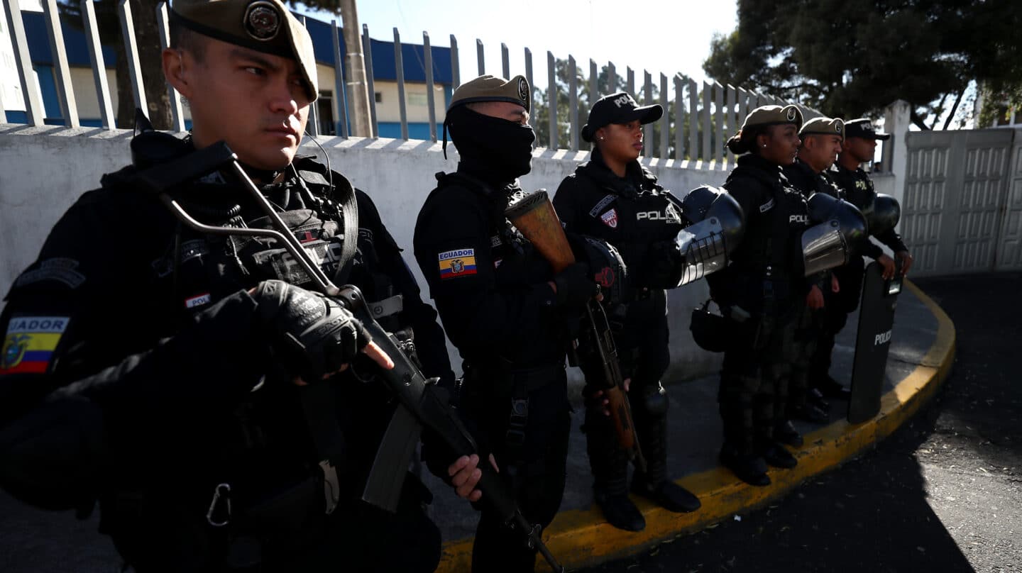 Policías en la morgue donde están los restos de Villavicencio