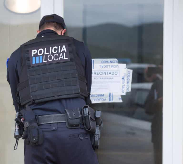 Un hombre apuñala a una pareja en una villa de Ibiza y después aparece sin vida en el mar