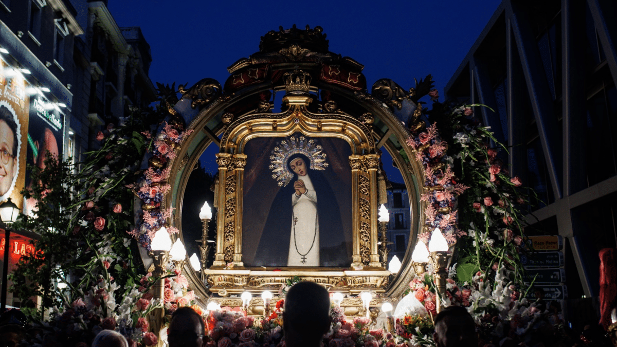Procesión de la Virgen de la Paloma en Madrid, sabiendo por qué es festivo 15 de agosto