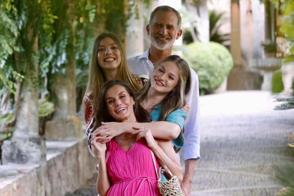 Cariñosos y divertidos, los reyes y sus hijas no dudaron en bromear ante las cámaras. Foto: EFE/ Francisco Gómez / Casa S.M El Rey