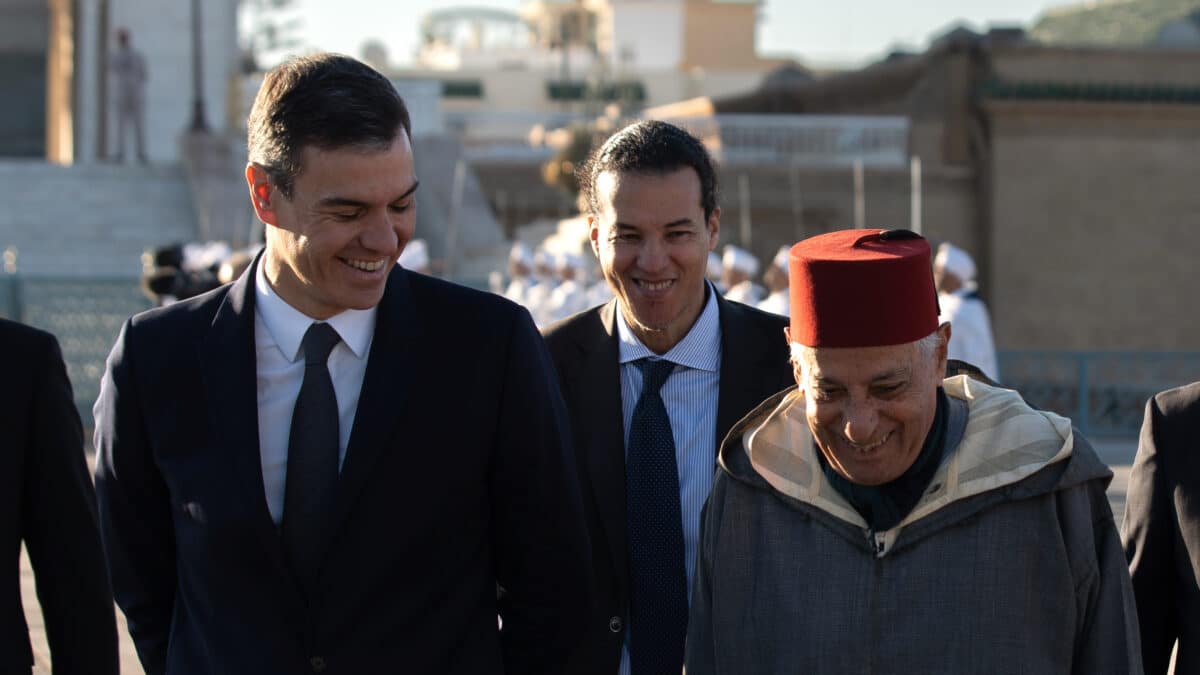 El presidente del Gobierno, Pedro Sánchez (1i), y el historiador del Reino de Marruecos y portavoz del Palacio Real, Abdelhak Lamrin (1d), después de visitar el Mausoleo de Mohamed V