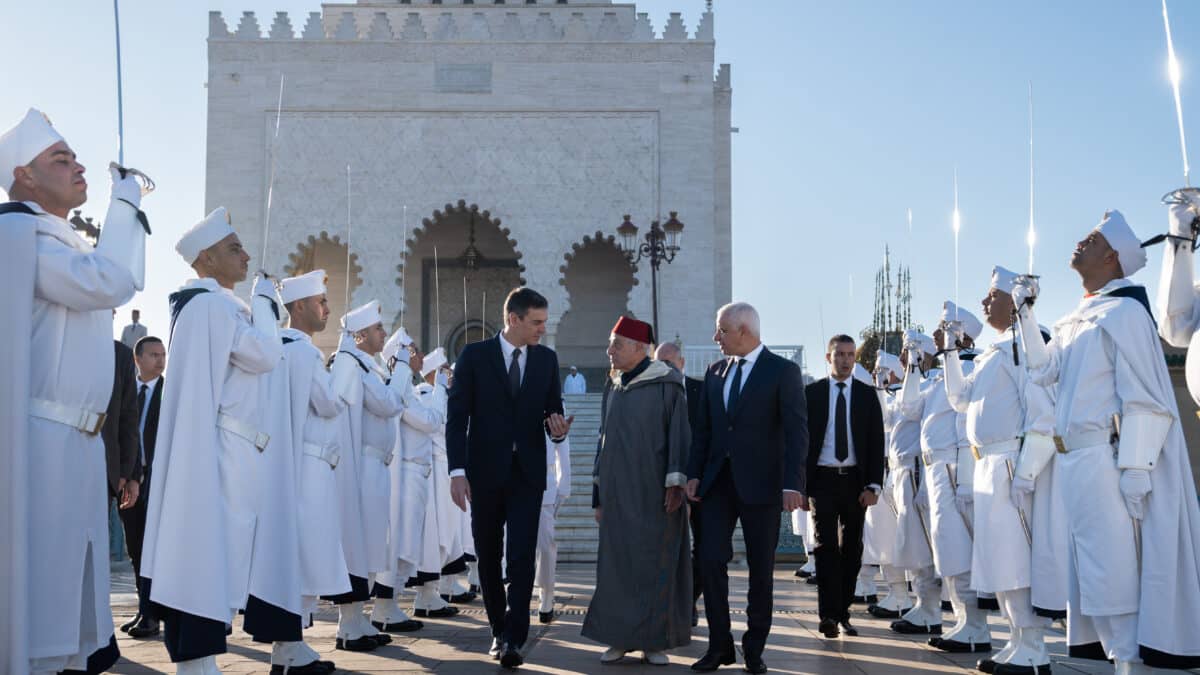 (I-D) El presidente del Gobierno, Pedro Sánchez; el historiador del Reino de Marruecos y portavoz del Palacio Real, Abdelhak Lamrin y el ministro de Sanidad y Protección Social de Rabat, Khalid Ait Taleb, después de visitar el Mausoleo de Mohamed V