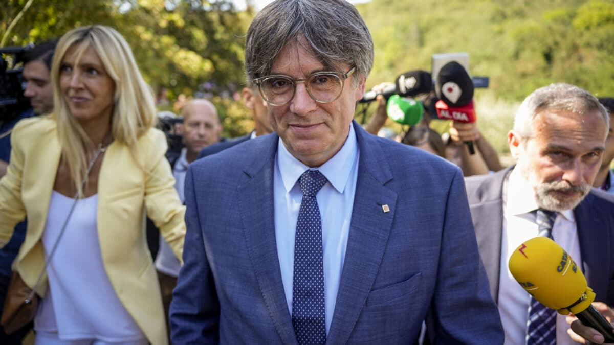 El expresidente de la Generalitat Carles Puigdemont (c) ha acudido este lunes a la abadía de Sant Miquel de Cuixà, en Codalet (Francia), para participar en un acto homenaje al músico Pau Casals con motivo de los 50 años de su muerte.