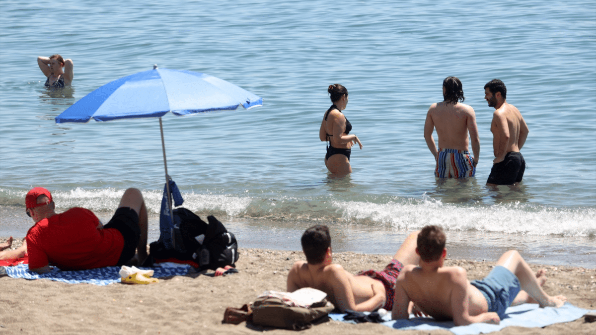 Cientos de personas en la playa, sabiendo qué día acaba oficialmente el verano 2023