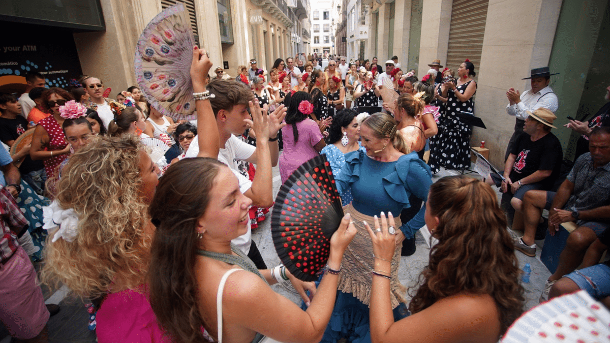 Miles de malagueños y turistas disfrutando de los días festivos quedan después del verano antes de comenzar 2024