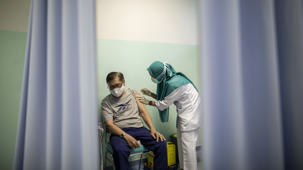Un hombre recibe su vacuna contra el Covid-19, mientras repuntan los contagios