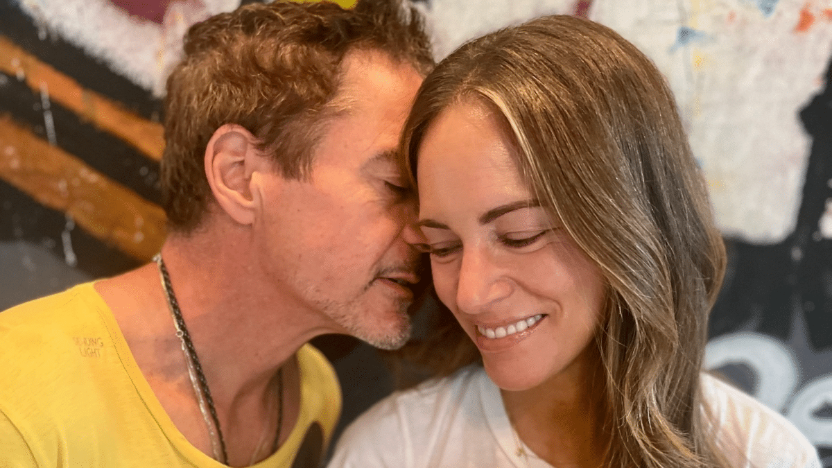 Robert Downey Jr. celebra su aniversario con Susan con esta foto, emulando la del día de su boda