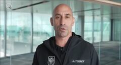 Rubiales pide perdón tras el beso a Jenni Hermoso: "Lo vi natural, pero veo que se ha formado revuelo"
